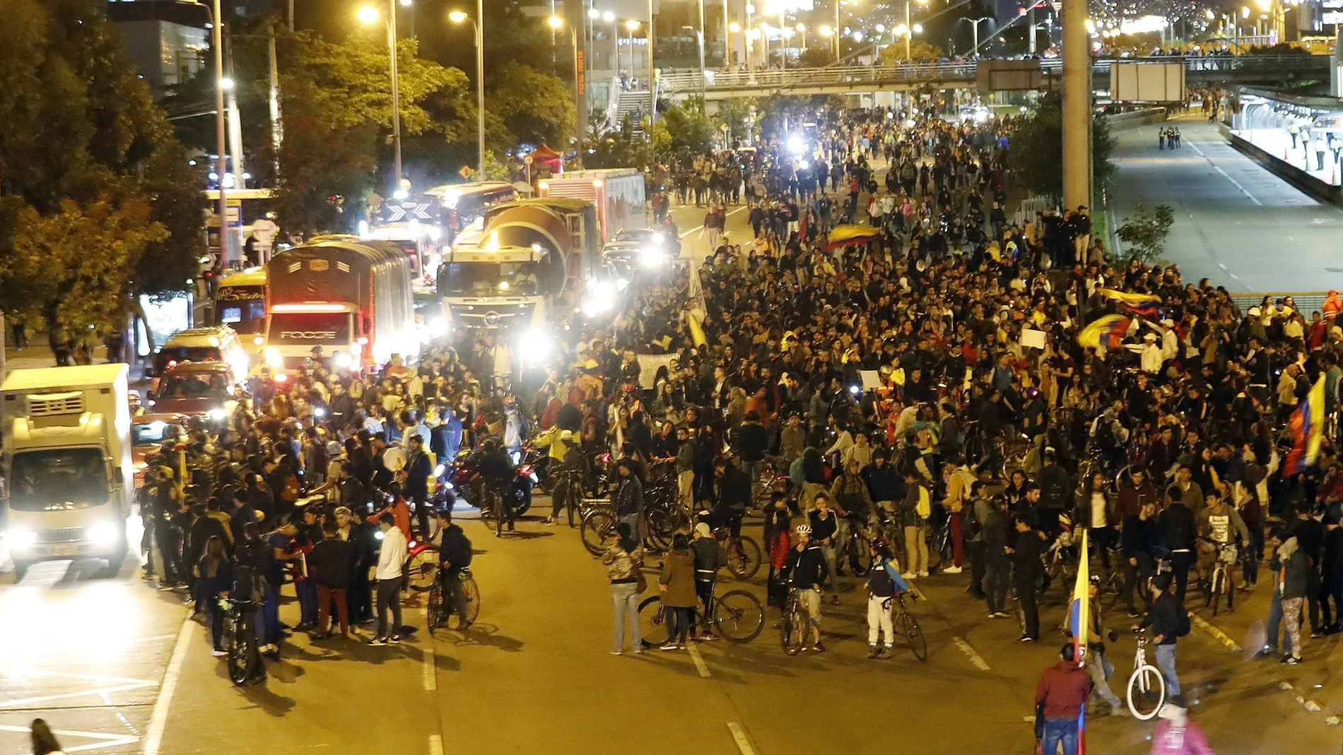 A ritmo de carnaval Bogotá protesta en segundo "paro nacional" contra Duque