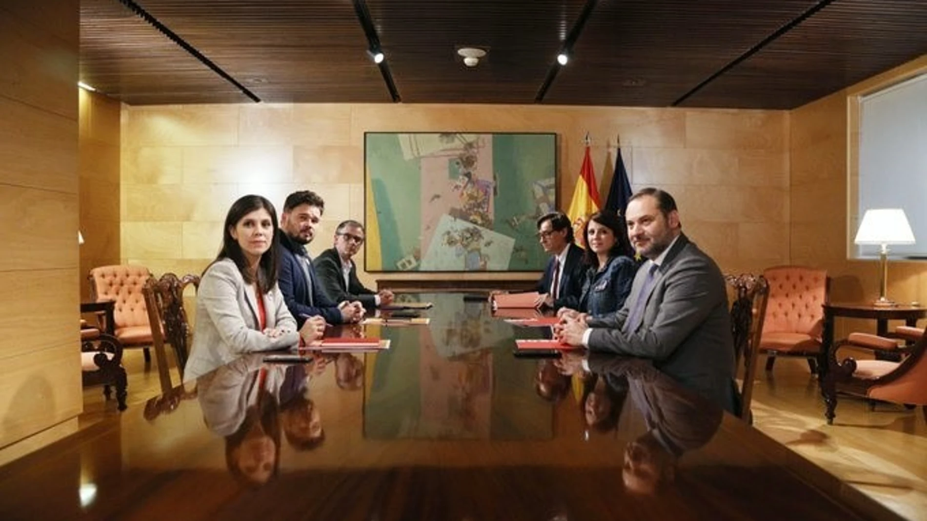 La delegación de ERC se reúne con el PSOE con bolígrafos por la libertad de Forcadell y con las 'moleskine' del procés