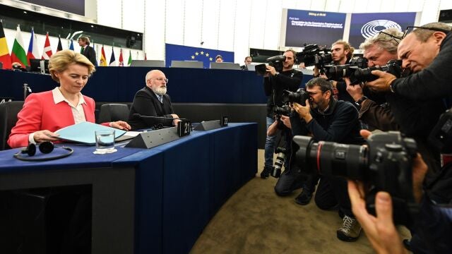 Ursula von der Leyen, antes de dirigirse ayer al Pleno del Parlamento Europeo en Estrasburgo/EPA