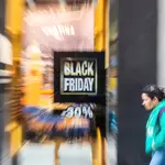 Cartel publicitario que hace referencia al &quot;Black Friday&quot; en un comercio del centro de Madrid.