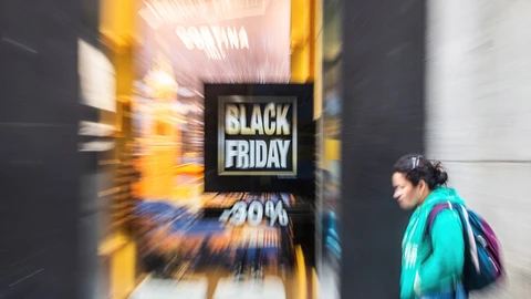Cartel publicitario que hace referencia al "Black Friday" en un comercio del centro de Madrid.