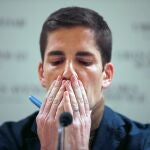El técnico catalán Robert Moreno durante su comparecencia este jueves en un hotel de Barcelona, en la que respondió al seleccionador español Luis Enrique y se sintió dolido por las formas del discurso de éste último, ya que considera que se le etiqueta "con algo injusto, por algo" que no es. EFE/Alejandro García