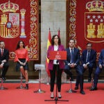 La Presidenta Isabel Díaz Ayuso y el Vicepresidente Ignacio Aguado, junto con algunos miembros del gobierno regional durante el balance de los 100 primeros días de gobierno. Foto: Cipriano Pastrano.