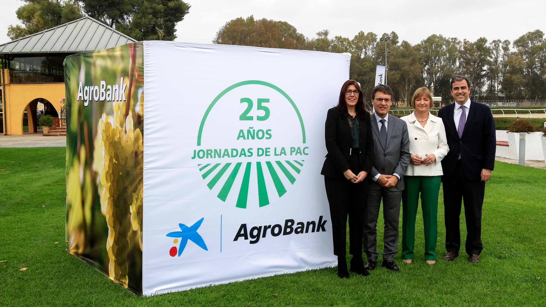 De izquierda a derecha en la imagen, la directora de AgroBank Carme Sabrí; el secretario general de Agricultura del Ministerio, Fernando Miranda; la directora de CaixaBank en Andalucía Occidental, María Jesús Catalá; y el director ejecutivo de Banca Privada de CaixaBank, Víctor Allende