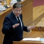 El presidente de la Generalitat, Ximo Puig, interviene en la sesión de control al Gobierno valenciano en Les Corts.