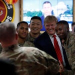 Las tropas se hacen fotos con el presidente Donald Trump durante su visita a Afganistán