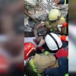 Los equipos de rescate encuentran con vida a un hombre 3 días después del terremoto en Albania
