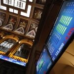 El principal indicador de la Bolsa española, el IBEX 35, sube el 0,11 % a mediodía y esquiva las pérdidas registradas en la apertura de esta jornada, marcada por la sesión semifestiva en Wall Street y las renovadas tensiones entre Estados Unidos y China