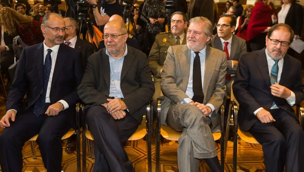El presidente de las Cortes, Luis Fuentes; el vicepresidente de la Junta, Francisco Igea; y el ex ministro Íñigo Méndez de Vigo y el general José Rivas Moriana