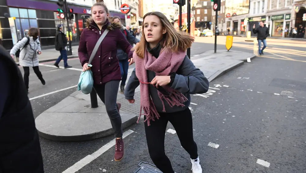 Transeúntes huyendo en Borough Market en el centro de Londres por orden de la policía tras el incidente ocurrido en el Puente de Londres. Foto: Dominic Lipinski/PA Wire/dpa