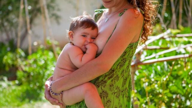 El inicio de la alimentación complementaria no tiene una fecha establecida en el calendario, de manera que, no es condición «sine qua non» iniciar la alimentación complementaria el día del sexto cumple-mes del bebé