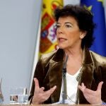 La ministra Portavoz en funciones, Isabel Celaá, al inicio de la rueda de prensa posterior a la reunión del Consejo de Ministros este viernes en La Moncloa.