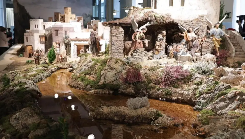 Almeida y Villacís han inaugurado el belén del Ayuntamiento de Madrid, que se puede visitar hasta el 5 de enero en el Palacio de Cibeles