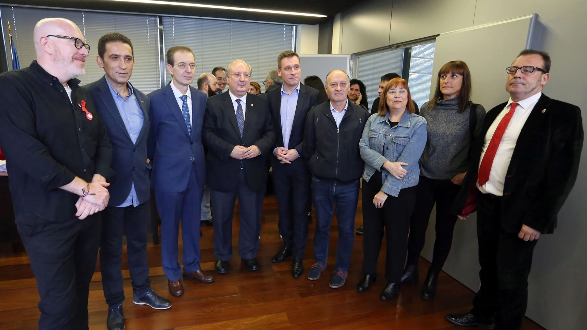 Germán Barrios, Enrique Cabero, Vicente Andrés, Faustino Temprano y Oliver Röpke, entre otros, antes de inaugurar la jornada