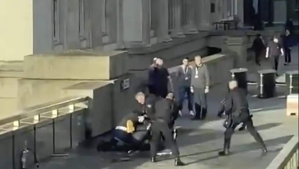 Momento del forcejeo entre el atacante y algunos viandantes que intentaron reducirlo junto con agentes de policía británicos en el Puente de Londres. Foto: AP