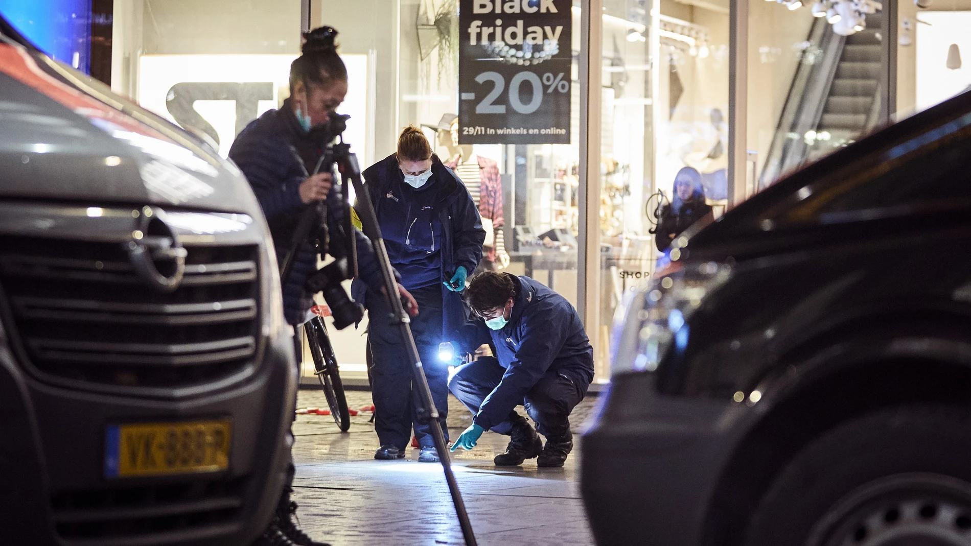 Miembros del equipo forense reúnen pruebas en el lugar del ataque en el centro de La Haya. Foto: AP / Phil Nijhuis