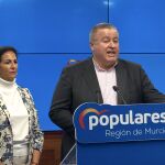 El senador del PP Francisco Bernabé, en la rueda de prensa ofrecida ayer junto a la diputada Isabel Borrego
