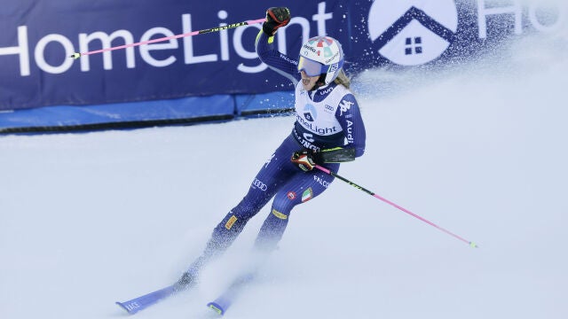 La italiana Marta Bassino tras saberse ganadora de la carrera de slalom gigante femenina en la Copa Mundial de Esquí Alpino Femenino FIS de Killington en Killington Resort. Fot. Erich Schlegel-USA TODAY Sports