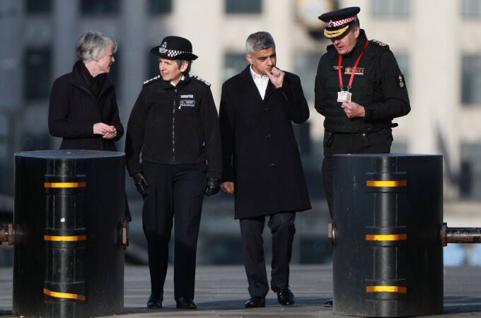 El alcalde de Londres, Sadiq Khan, con la policía en el lugar de los hechos