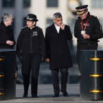 El alcalde de Londres, Sadiq Khan, con la policía en el lugar de los hechos
