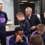 Mourinho acompaña al Callum Hynes por el comedor donde tomaban el almuerzo los jugadores del Tottenham (Twitter Tottenham)