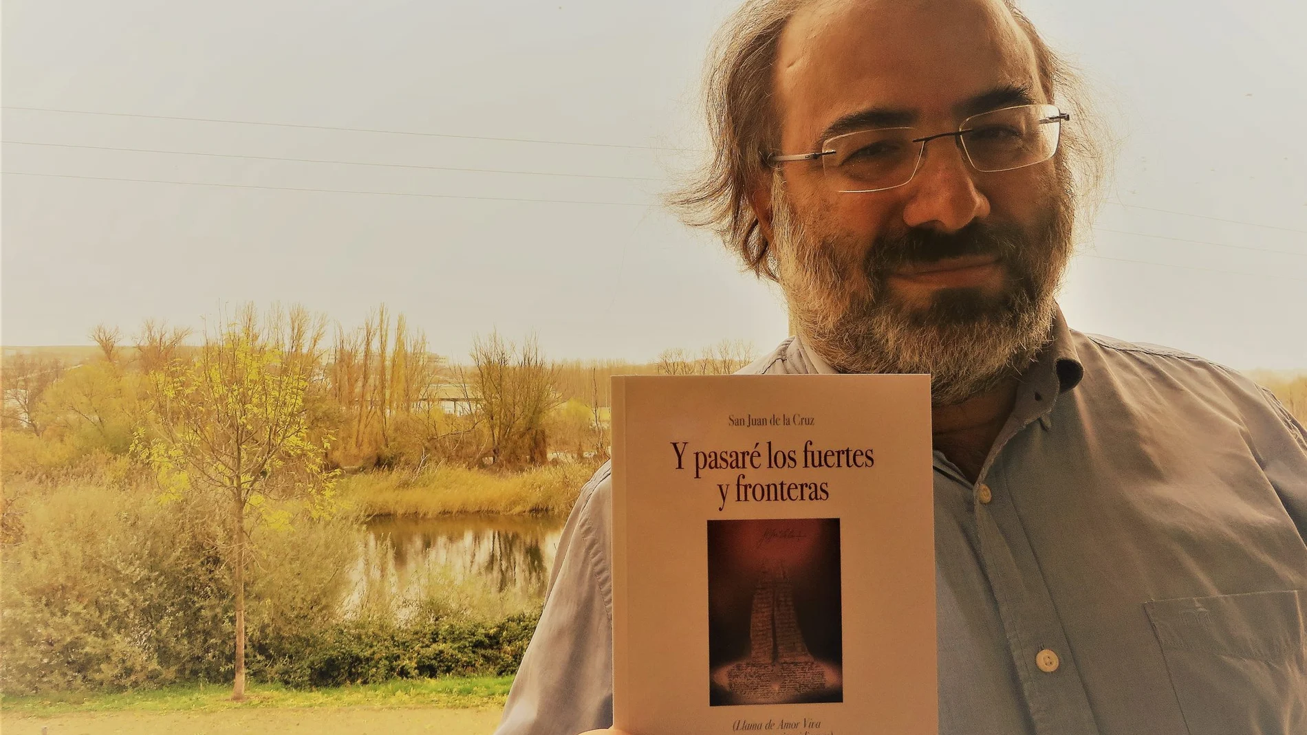 El poeta Alfredo Pérez Alencart con la obra "Y pasaré los fuertes y fronteras"