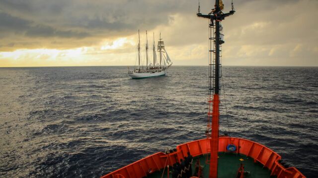 El Hespérides se encuentra con el buque escuela de la Armada, el Juan Sebastián Elcano, en el océano