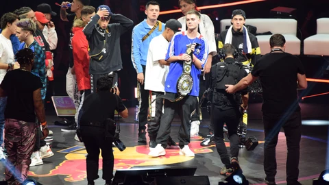 Bnet sosteniendo el cinturón que le certifica como el nuevo campeón internacional de la Red Bull Batalla de los Gallos 2019
