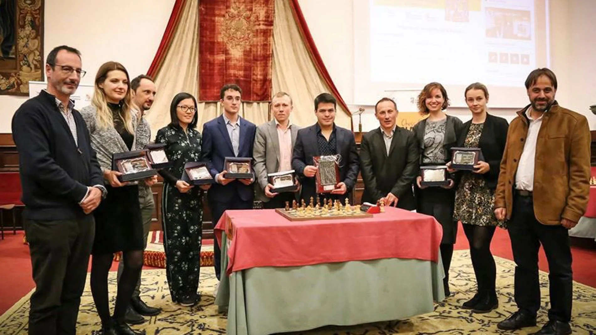 Foto de familia de los mejores del Magistral de ajedrez de Salamanca