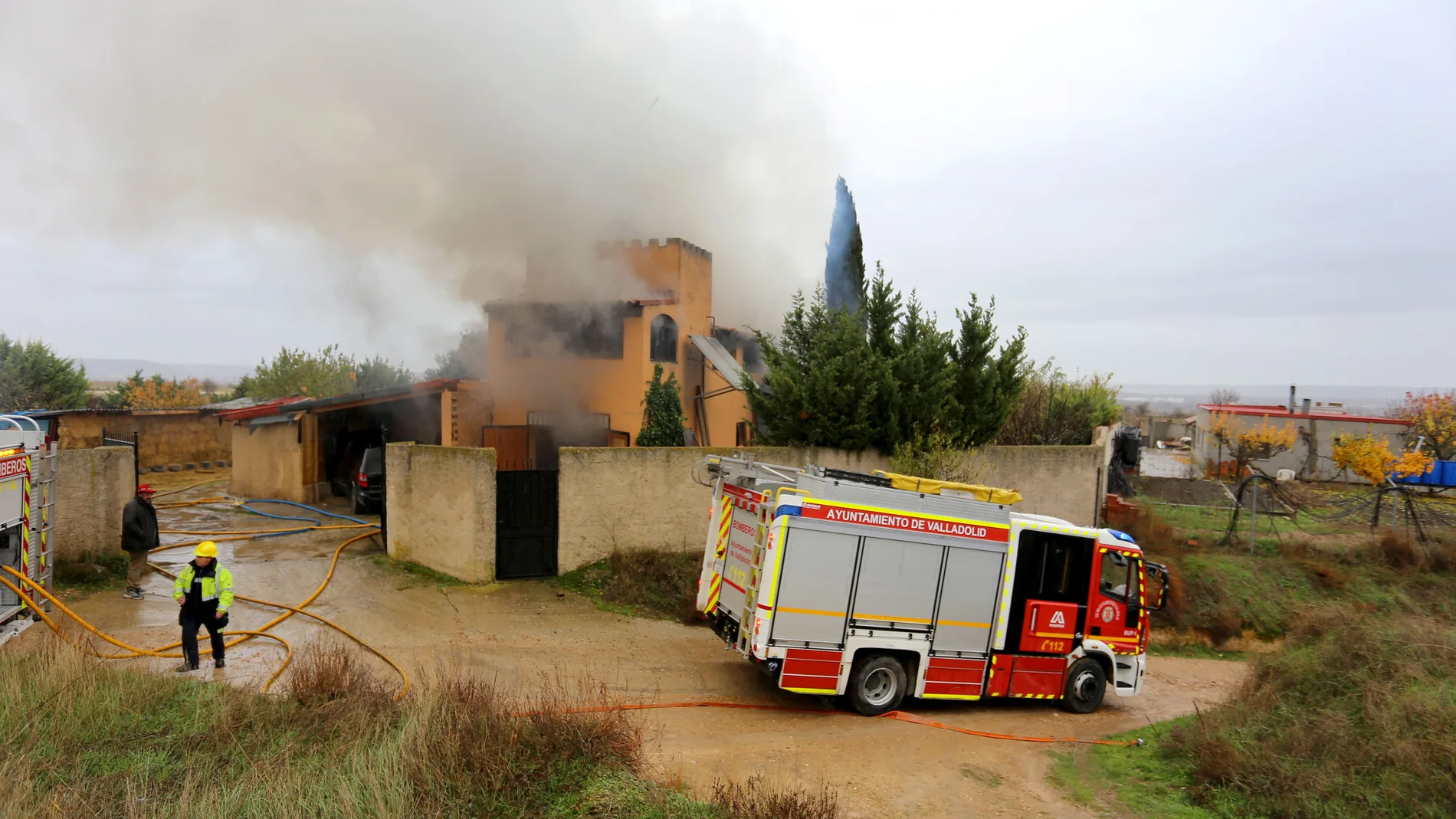 Incendio de una vivienda en Pago de Fuente de San Pedro, en Fuensaldaña (Valladolid)