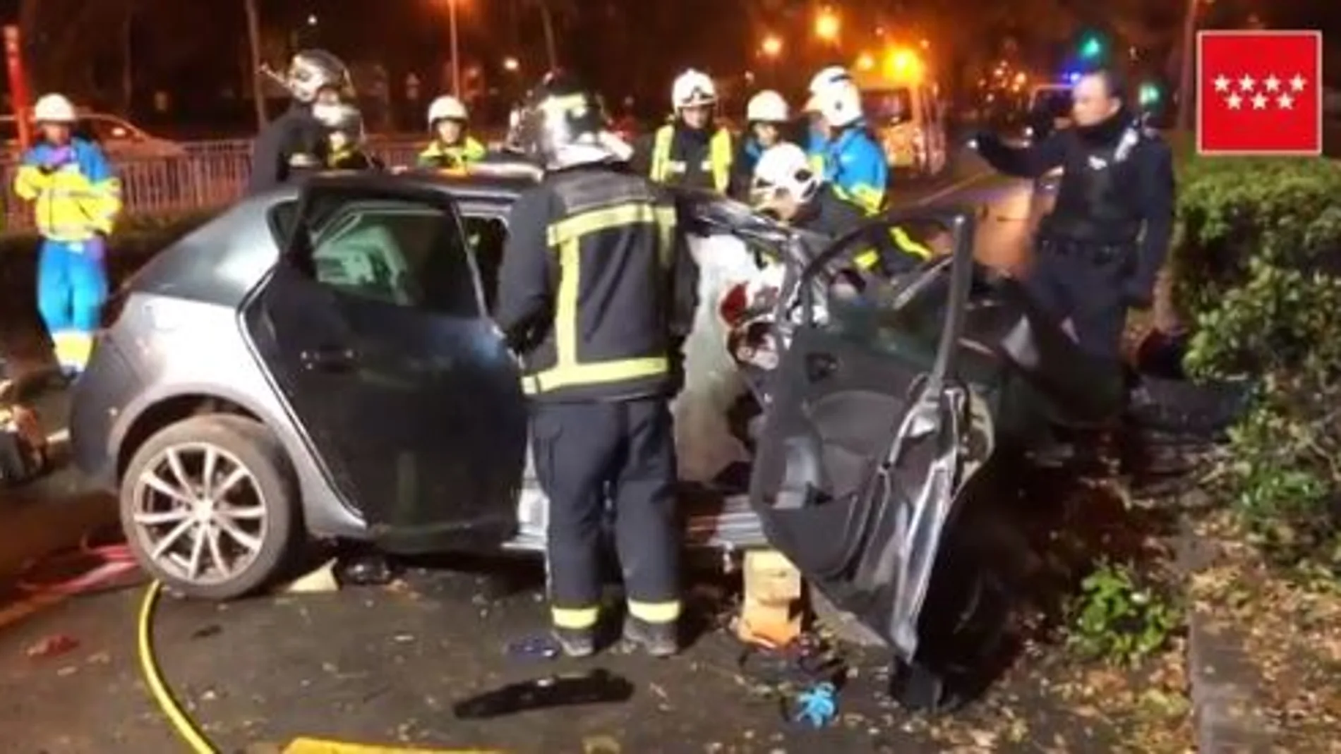 Seis jóvenes heridos al chocar un coche contra un árbol en Alcalá de Henares