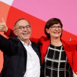 Norbert Walter-Borjans y Saskia Esken celebran el sábado su victoria en las primarias del Partido Socialdemócrata Alemán (SPD)