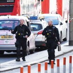 Agentes de la Policía tras el ataque terrorista en el Puente de Londres