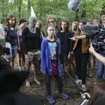 Greta Thunberg junto a otros activistas en un bosque de Alemania