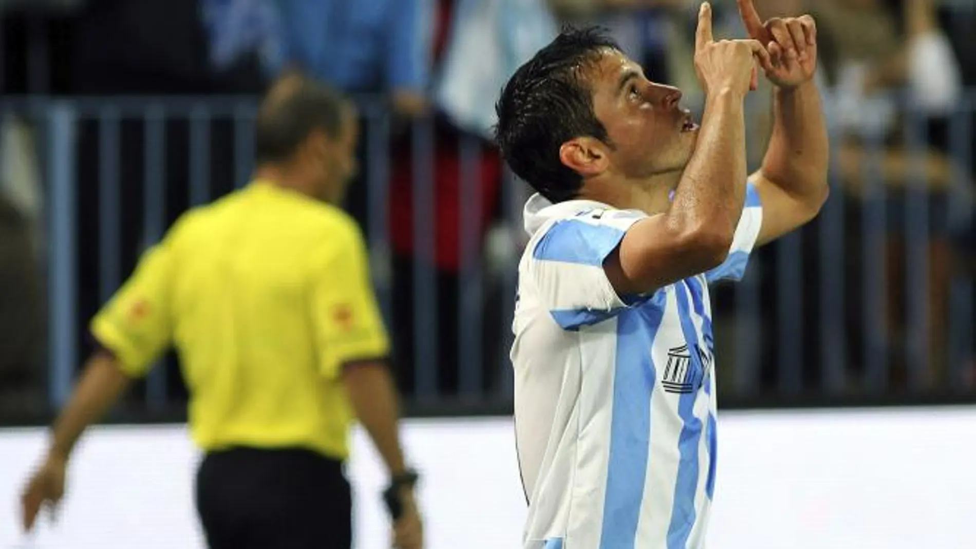 El delantero argentino del Málaga Javier Pedro Saviola celebra el gol marcado ante el Valencia