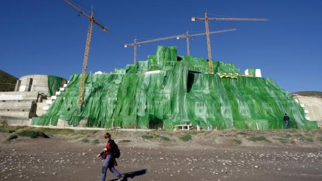 Greenpeace «borró» con tela el hotel de El Algarrobico y pide su derribo