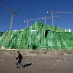 Greenpeace «borró» con tela el hotel de El Algarrobico y pide su derribo