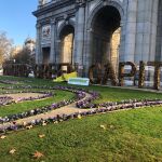 Los ecologistas accedieron a la Puerta de Alcalá para poner “Madrid Grey Capital”