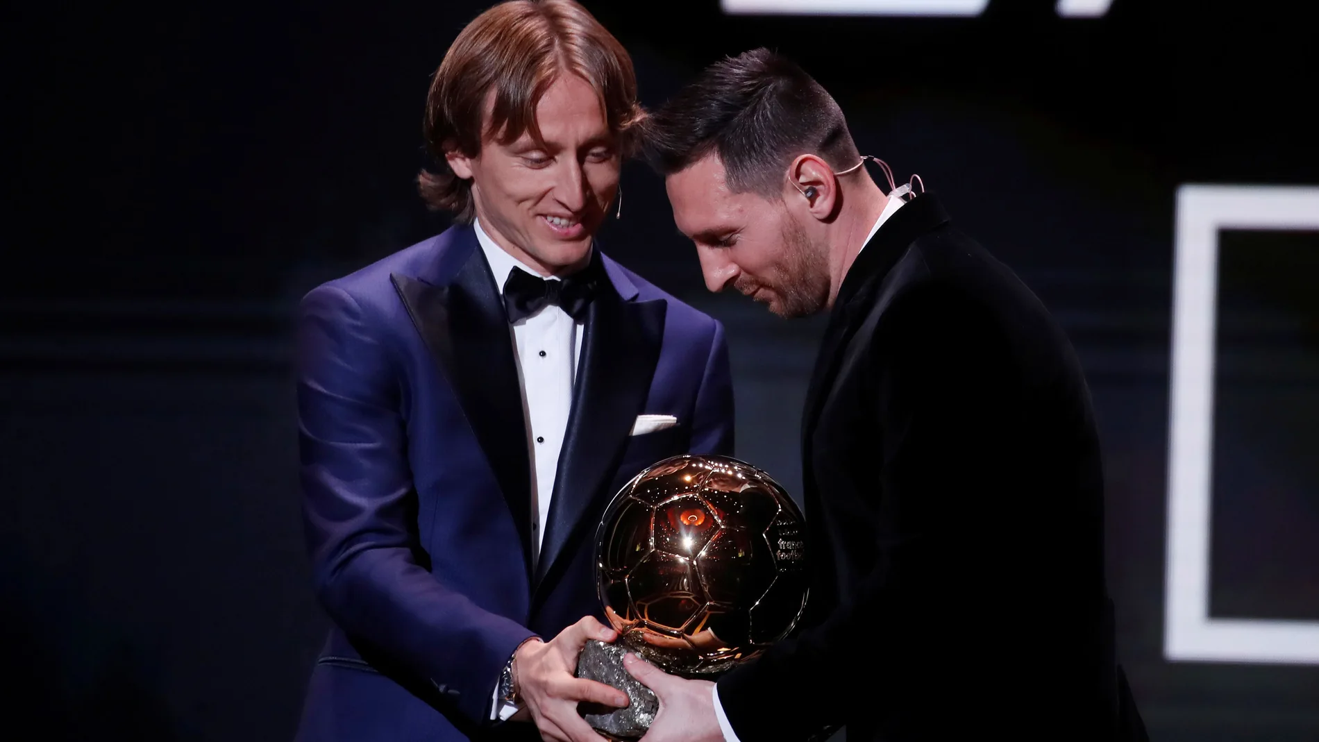 Luka Modric, el ganador de 2018, entregó el Balón de Oro a Messi