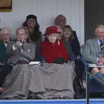 Isabel II y su esposo, el príncipe Felipe, y su primogénito y heredero al trono, el príncipe Carlos