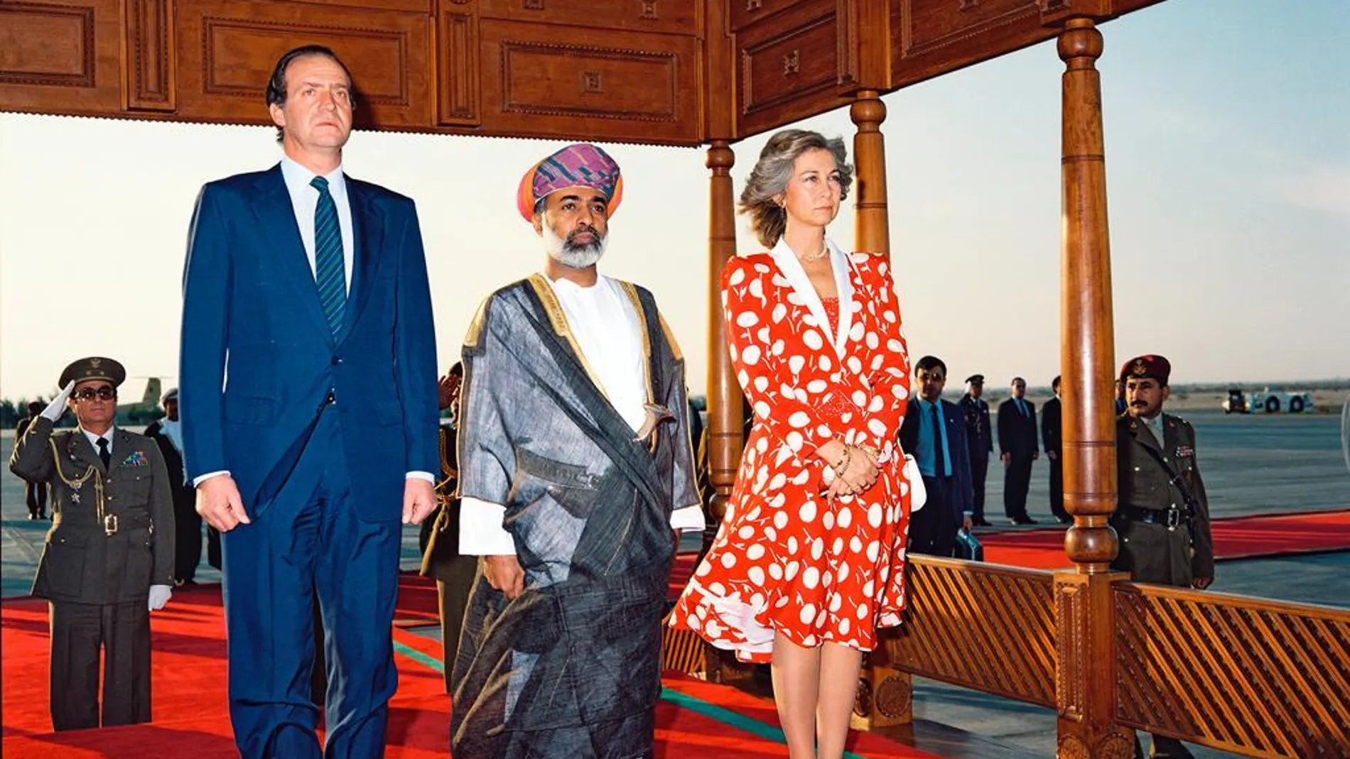 Don Juan Carlos I y Doña Sofía, acompañados del Sultán Qabus Bin Said. / Mohammed Mustafa