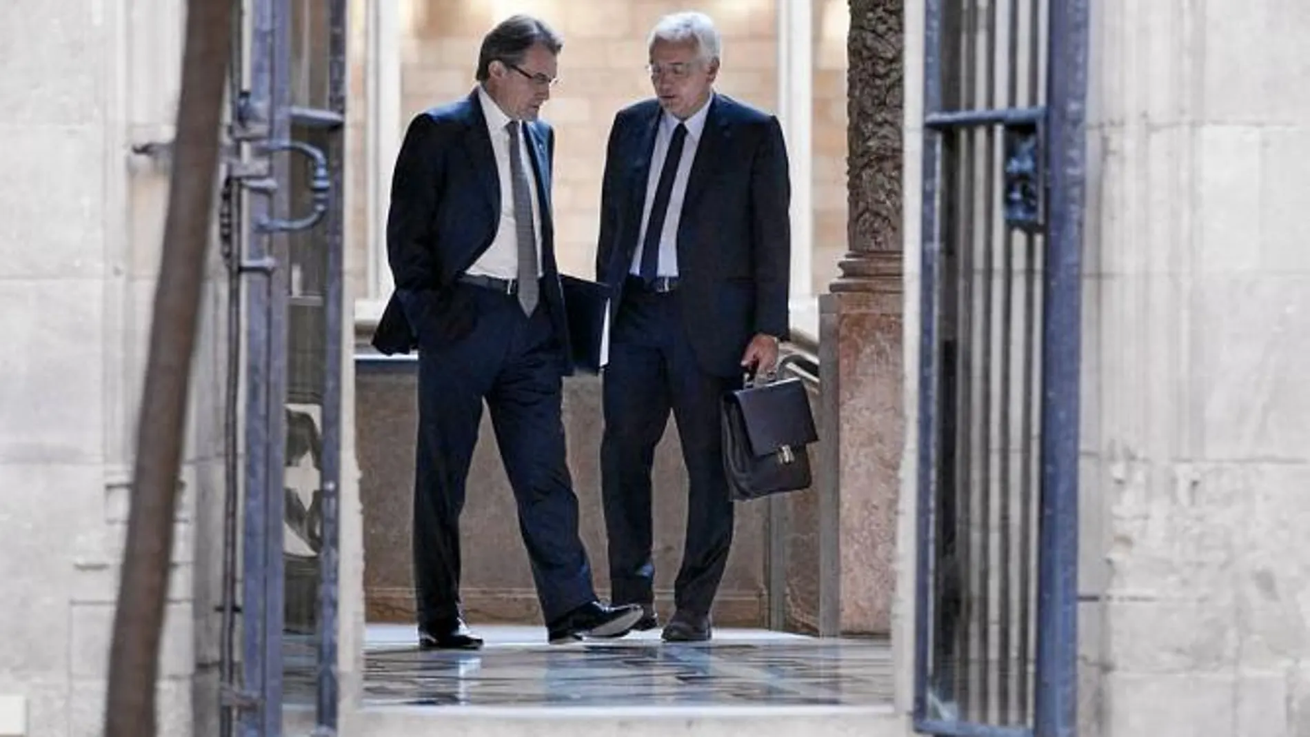 El consejero de Cultura, Ferran Mascarell, dialogando con el presidente de la Generalitat, Artur Mas