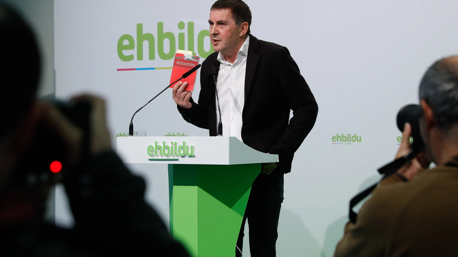Otegi dice al PNV que el texto es un "paso atrás" sobre el plan Ibarretxe.