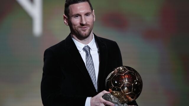 Lionel Messi sujeta el Balón de Oro