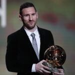 Lionel Messi sujeta el Balón de Oro