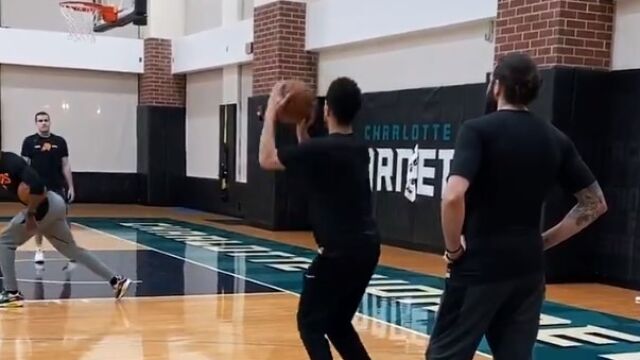 Ricky Rubio y Devin Book / Twitter