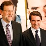José María Aznar acompañado por Mariano Rajoy durante la presentación del primer volumen de sus memorias