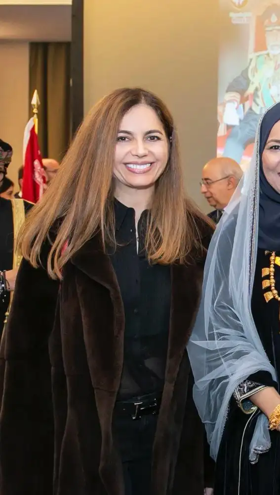 Nasrin Zhiyan con Kifaya Khamis Miyah Al Raisi, embajadora de Omán