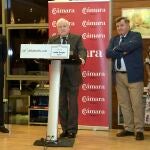 El presidente de la Cámara de Comercio de Burgos, Atonio Méndez Pozo (2I, acompañado por el presidente de la Denominación de Origen Ribera del Duero, Enrique Pascual (2D), entre otros