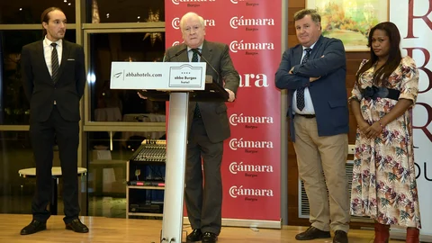 El presidente de la Cámara de Comercio de Burgos, Atonio Méndez Pozo (2I, acompañado por el presidente de la Denominación de Origen Ribera del Duero, Enrique Pascual (2D), entre otros